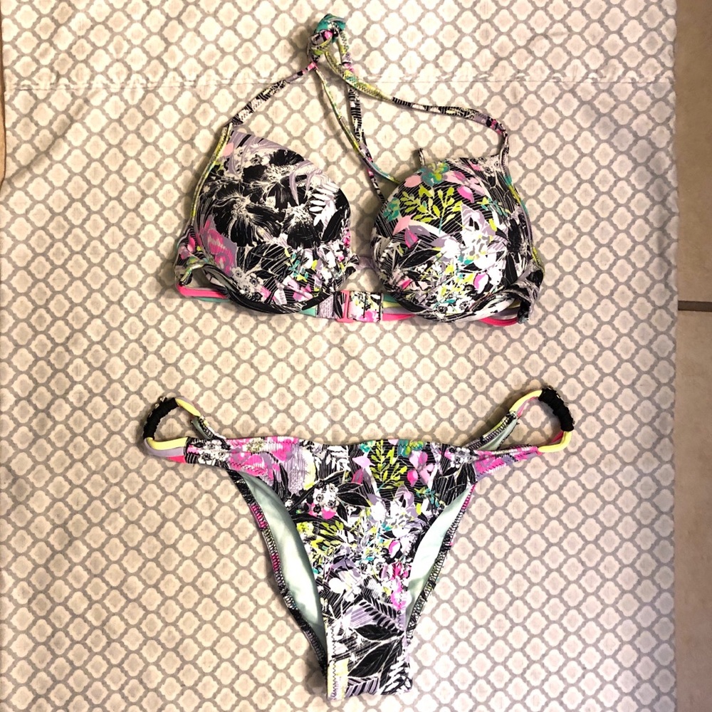 Victoria’s Secret bikini 32C top Medium bottoms